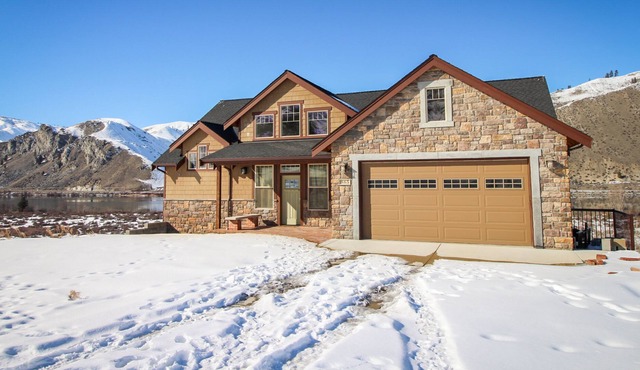 Large river view home w/ decks & shared pool/clubhouse/boat launch - 2 dogs OK!
