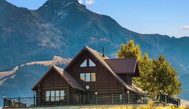 Large riverfront home, fishing, firepit, close to Chico and Yellowstone