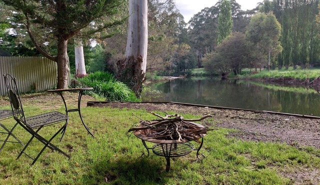 Large Riverfront House in the heart of Jamieson, Walk to all town amenities.