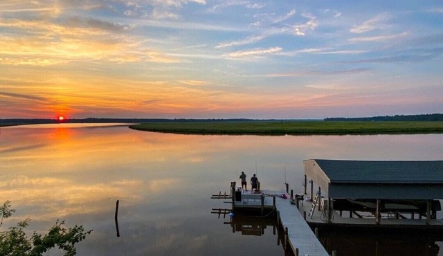 Large riverfront retreat -views, bunkroom, firepit, playset -by Williamsburg!