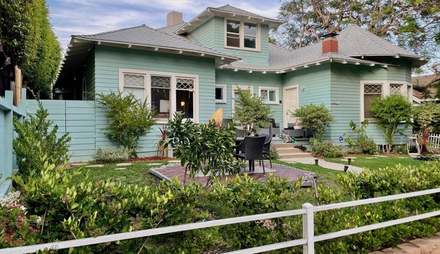 Large Room Available in a Beautiful Victorian Manor in Santa Monica
