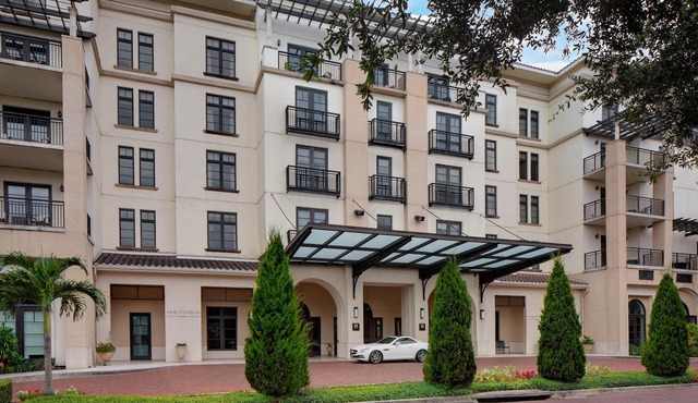 Large Room Award Winning Hotel w/Rooftop Pool - Close to Parks & Rollins College