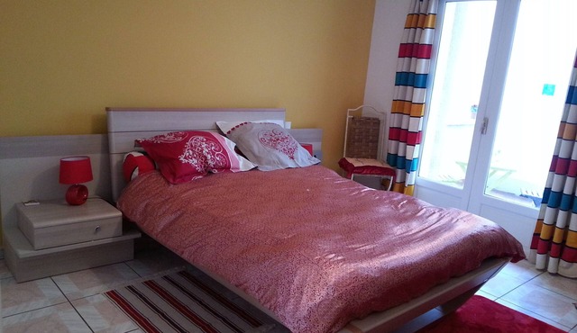 large room for rent with terrace and garage, downtown Perpignan