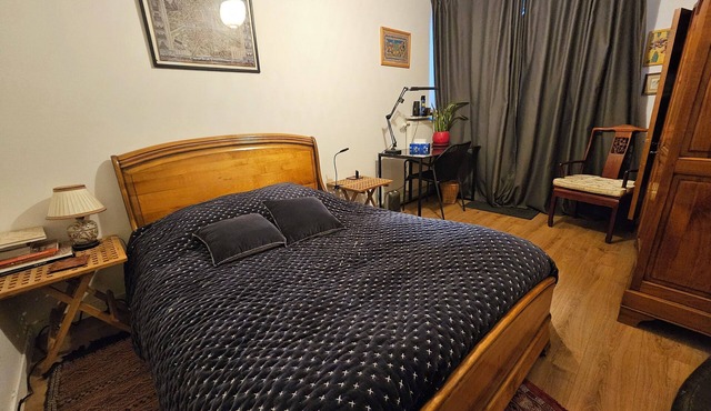Large room near metros 7 and 14