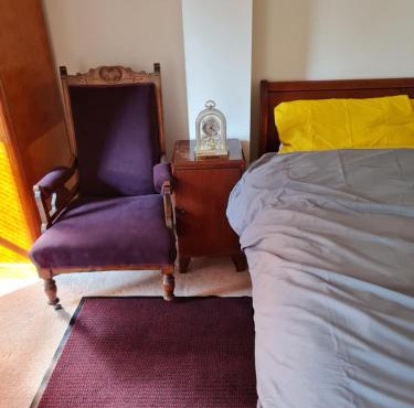 Large room with private de lux bathroom and free parking