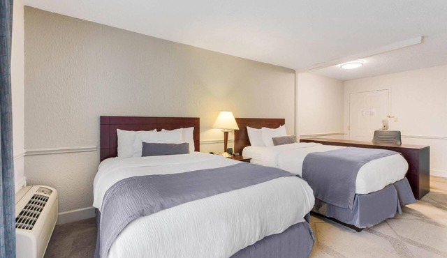 Large Room with Hot American Breakfast Perfect for Family Trips Near Summit Park