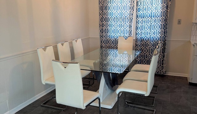 Large roomy 4-bedroom house near Aksarben Shopping Center