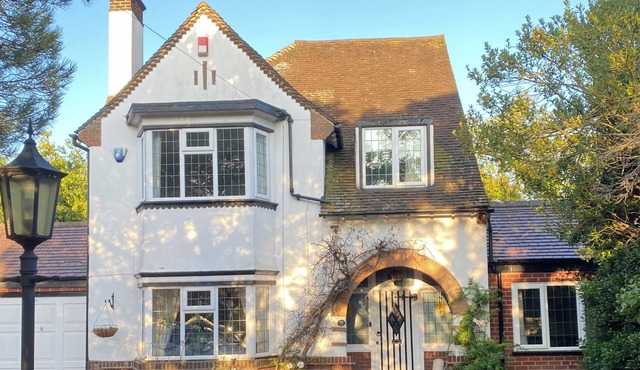 Large rustic home next to airport/NEC/Train station.