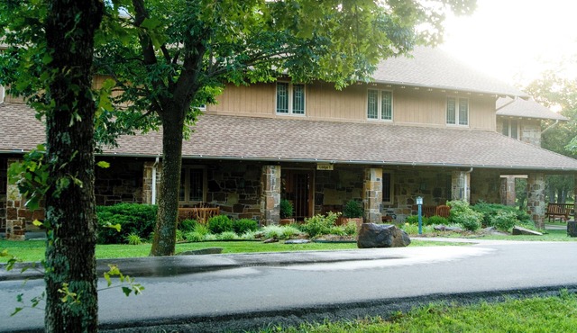 Large rustic lodge, sleeps 44. Only 12 minutes from downtown Tulsa
