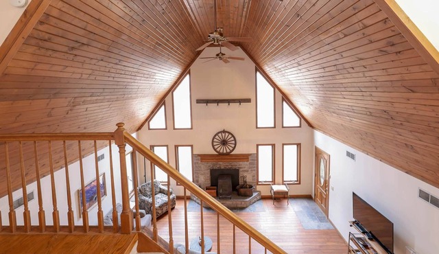 Large Rustic Retreat House with Hot Tub