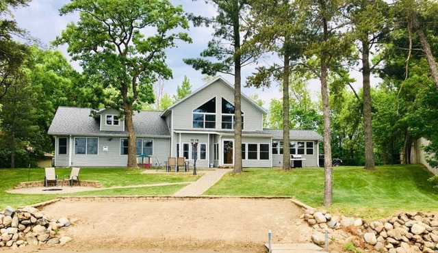 Large Sandy Beach House, with boat rental option! 4 bedroom, 3 bath, sleeps 12