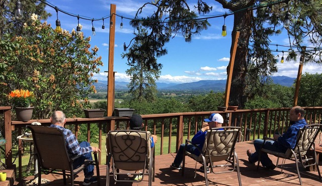 🏞 Large Scenic Home with Spectacular views!! Jacuzzi + Sleeps up to 8