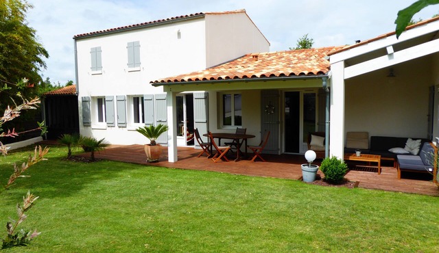 Large seaside villa on Ile d'Oléron, close to shops and beach