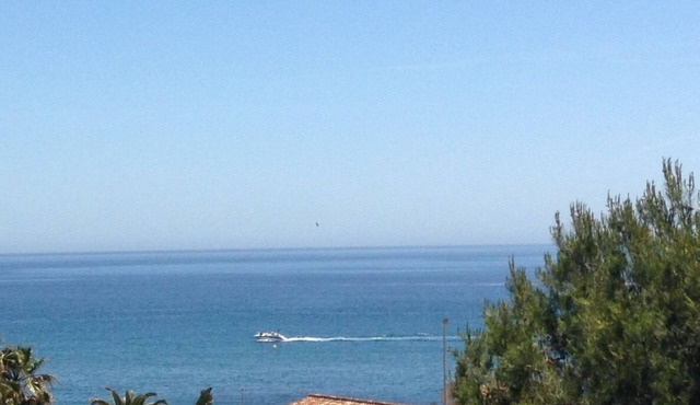Large Sea View 3 Bed Apt, Shared Pool, Beach Opposite, Aircon, WiFi