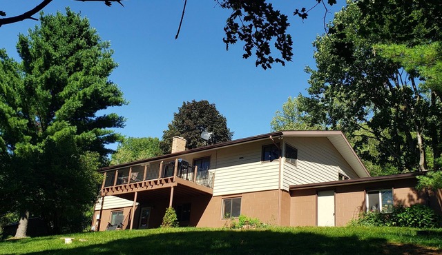 Large Secluded Country Home Minutes from Town