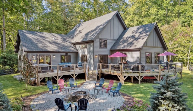 Large Secluded House in Hendersonville with jaw dropping views!