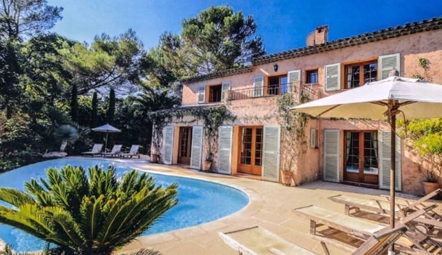 Large, Secured Family Villa w Infinity Pool, Garden, WiFi & AC in Exclusive Area