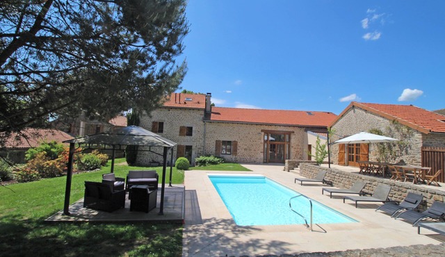 Large self-catering cottage ideal for a large family (sauna, spa, heated pool).