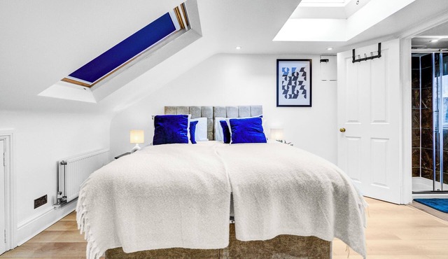 Large Semi-detached 4BD 3Bath Long Stay Discount, Wifi, Driveway Parking, Garage