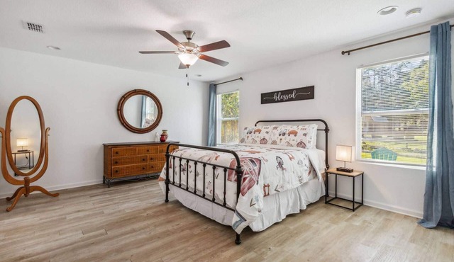 Large Serene Fenced Yard |Firepit |Dogs Ok| Herb Garden