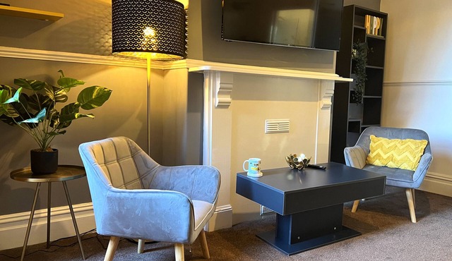 Large Serviced Apartment - Taunton