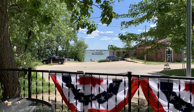 Large shaded deck w/view of the lake. Quiet retreat in the heart of Clear Lake.