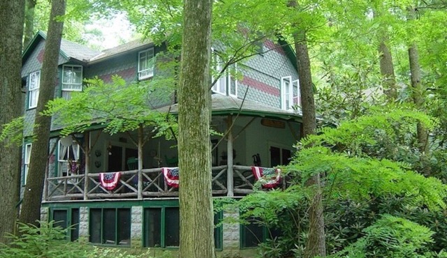Large Shadywood Cottage with Wrap Around Porch
