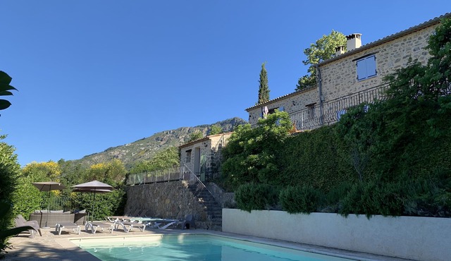 Large Sheepfold in the back country of Nice, heated swimming pool, wifi.