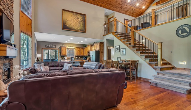 Large Side Yard! 2 minutes to Table Rock Lake!