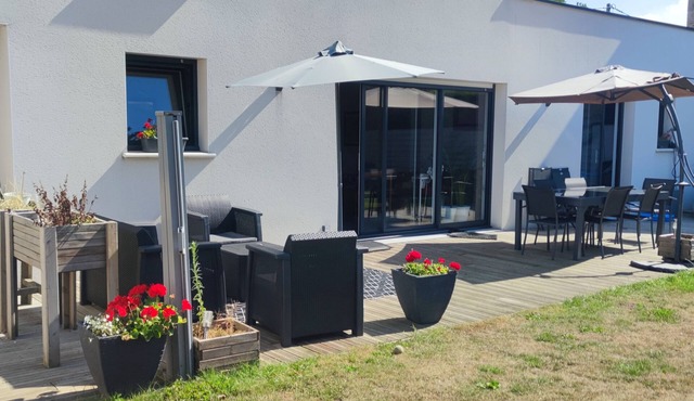 Large single-storey apartment with garden near beach