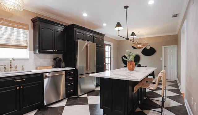 Large Six Bedroom Home, Walkable to Downtown St. Pete, 20 mins To Beaches