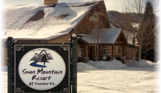 Large Ski Condo Sleeps 8. Free WiFi. Fireplace. Hot Tub. Pool. Minutes to Slopes