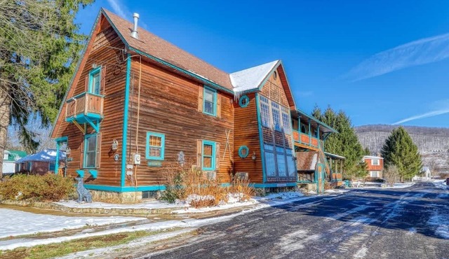 Large Ski Home + Seasonal Pool & Year-Round Hot Tub