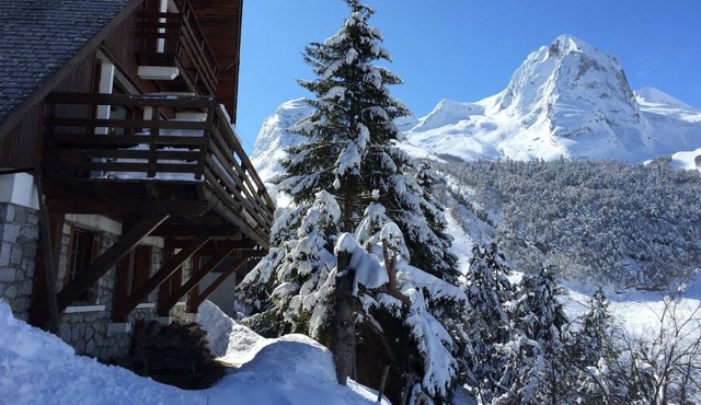 Large south-facing chalet with balcony facing the slopes