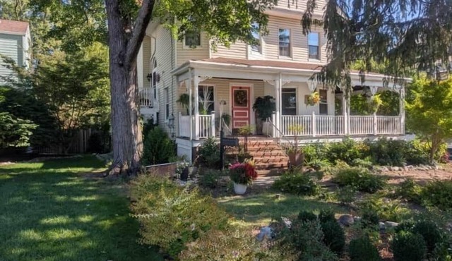 Large Space Great for Special Occasions: 2 Floors