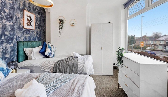 Large Spacious 5 Bedroom House in Bristol