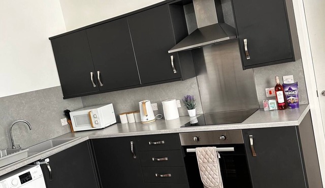 Large spacious apartment- free parking- sleeps 6nn