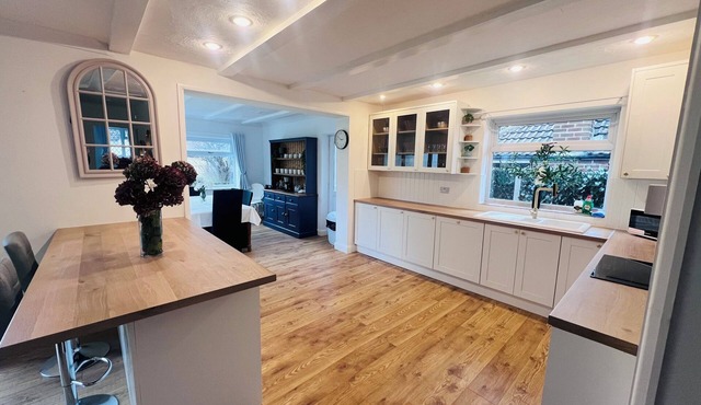 Large spacious bungalow, parking for 4 cars, pets welcome!