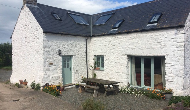 Large spacious Cottage in coastal location, sleeps up to 12 in 4 bedrooms
