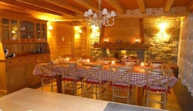 LARGE & SPACIOUS FAMILY CHALET 200m² - 5 bedrooms - 10 pers. nearby. La Clusaz