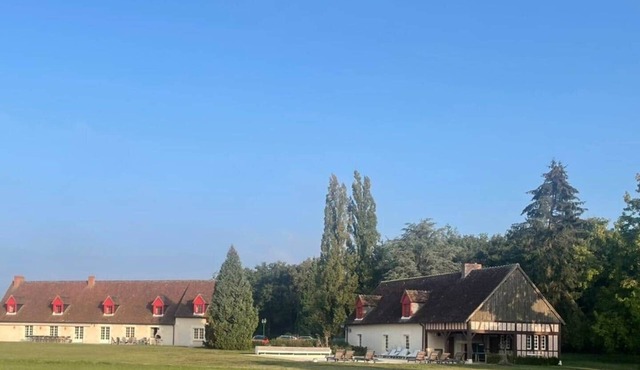 Large spacious and relaxing house with pool, tennis and pond - up to 16p: Deer