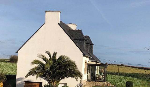 Large, spacious Germaine house in a quiet location 10 minutes from the sea.