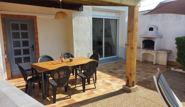 Large, spacious ground floor apartment with private terrace and garden area