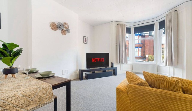 Large Spacious Home|Parking|8 bedrooms|sleeps 14