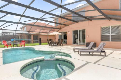 Large Spacious Home w Private Pool & Hot Tub