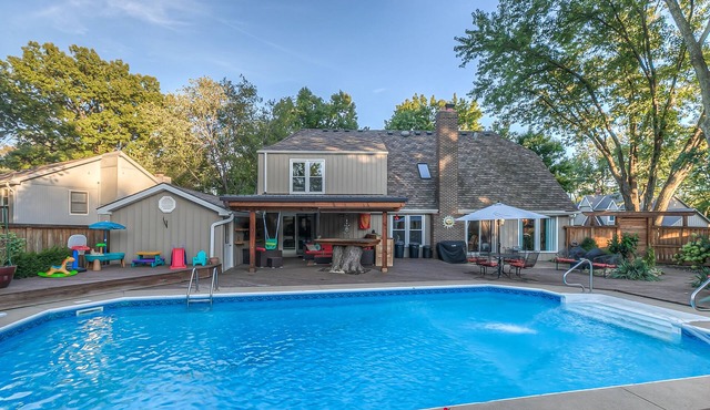 Large Spacious Home with Pool - Perfect place for Entertaining! Prime Location!