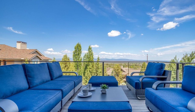 Large spacious hot tub home with beautifal mountain views.