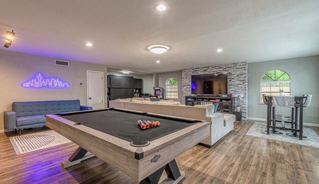 Large Spacious House w/Pool Table/Fire Pit!nClose to Downtown,The Pearl,Airport