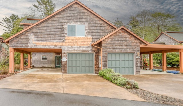 Large Spacious Lakeside Home with Kayaks, Fenced Yard, Blocks to the Beach