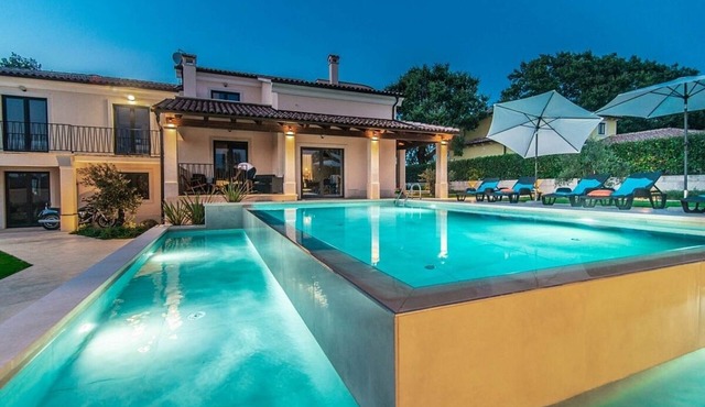 Large Split-Level Villa, A/C, Private Pool, Summer Kitchen - A short walk to Medieval Svetvincenat!